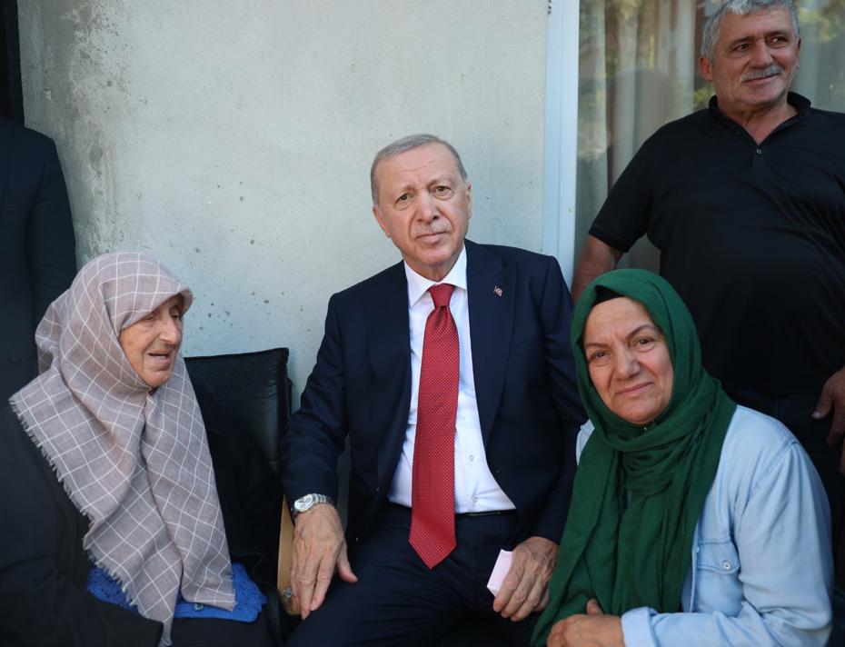 Cumhurbaşkanı Erdoğan'dan Komşu İlçelere Anlamlı Ziyaretler