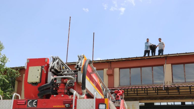 Kütahya’da çatıda yakalanan hırsızlık zanlısı itfaiye merdiveniyle indirildi