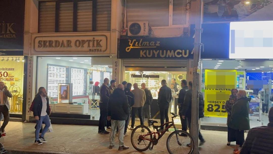 Ordu'da kuyumcuya silahlı soygun: Çalışanı bağlayıp yaklaşık 5 kilo altınla birlikte ortadan kayboldu.