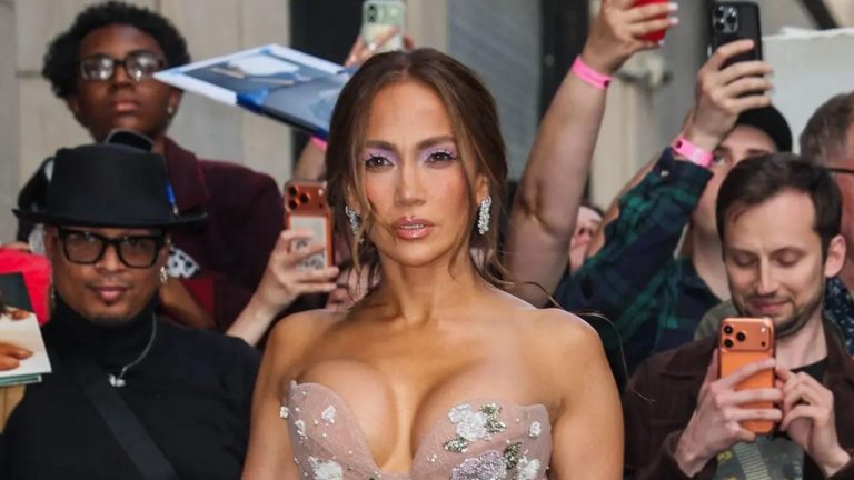 Jennifer Lopez makyajsız paylaşımıyla olay oldu! 56 yaşındaki yıldızın cildi gündem yarattı