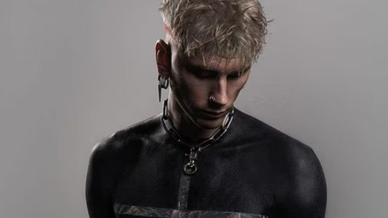 Machine Gun Kelly vücudunu saran dövme yüzünden hastalandı!