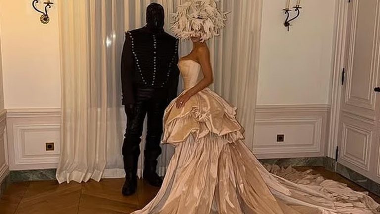 Kanye West ve Bianca Censori kutlamada! Bu sefer elbisenin belden aşağısını söktü attı